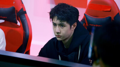 210731 和平精英超级杯暨空投嘉年华 @UNIQ-王一博 ​​​♛C位♛ cr:logo
