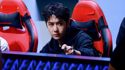 210731 和平精英超级杯暨空投嘉年华 @UNIQ-王一博 ​​​♛C位♛ cr:logo