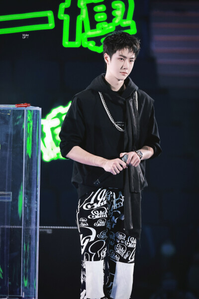 210731 和平精英超级杯暨空投嘉年华 @UNIQ-王一博 ​​​♛C位♛ cr:logo