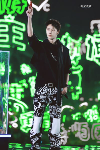 210731 和平精英超级杯暨空投嘉年华 @UNIQ-王一博 ​​​♛C位♛ cr:logo