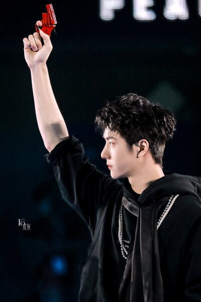 210731 和平精英超级杯暨空投嘉年华 @UNIQ-王一博 ​​​♛C位♛ cr:logo
