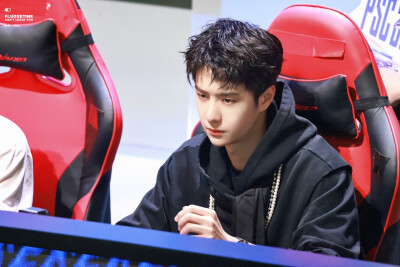 210731 和平精英超级杯暨空投嘉年华 @UNIQ-王一博 ​​​♛C位♛ cr:logo