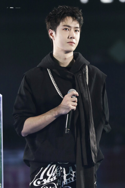 210731 和平精英超级杯暨空投嘉年华 @UNIQ-王一博 ​​​♛C位♛ cr:logo