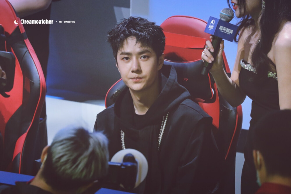 210731 和平精英超级杯暨空投嘉年华 @UNIQ-王一博 ​​​♛C位♛ cr:logo