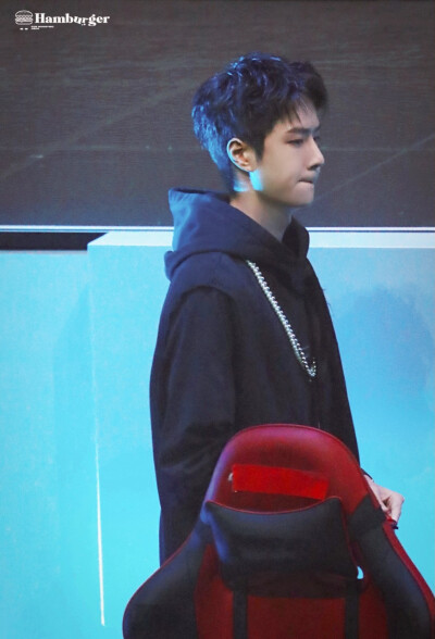 210731 和平精英超级杯暨空投嘉年华 @UNIQ-王一博 ​​​♛C位♛ cr:logo