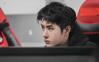 210731 和平精英超级杯暨空投嘉年华 @UNIQ-王一博 ​​​♛C位♛ cr:logo