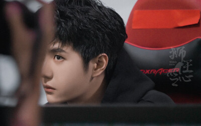 210731 和平精英超级杯暨空投嘉年华 @UNIQ-王一博 ​​​♛C位♛ cr:logo