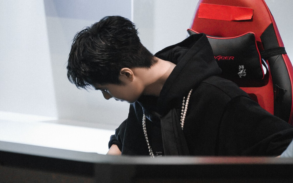 210731 和平精英超级杯暨空投嘉年华 @UNIQ-王一博 ​​​♛C位♛ cr:logo