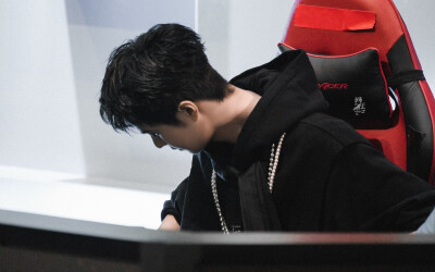 210731 和平精英超级杯暨空投嘉年华 @UNIQ-王一博 ​​​♛C位♛ cr:logo