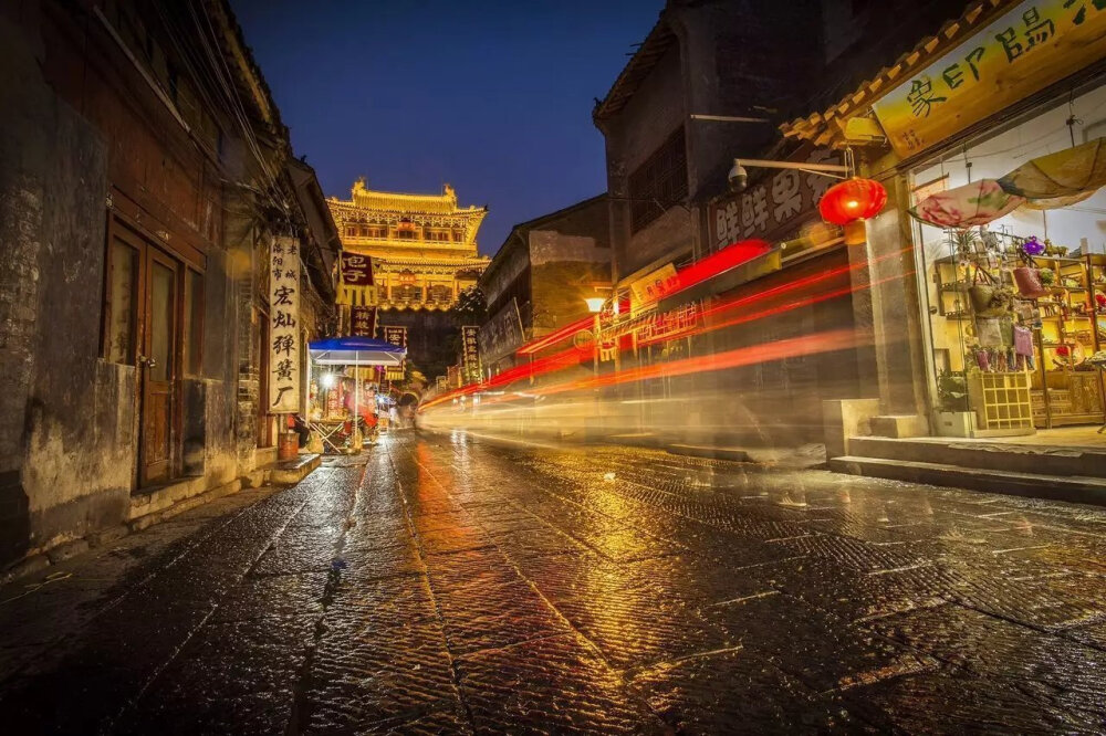 【雨景怎么拍？】拍雨丝，一般速度1/50秒左右即可；拍倒影，要注意倒影的趣味性，主题的选择十分重要，一般不选择纯镜面拍摄；拍摄以人物为点缀的画面，画面不能乱，人多的话也可以尝试慢门虚化。图文：摄影师吴亚轩