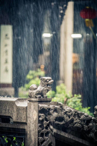 【雨景怎么拍？】拍雨丝，一般速度1/50秒左右即可；拍倒影，要注意倒影的趣味性，主题的选择十分重要，一般不选择纯镜面拍摄；拍摄以人物为点缀的画面，画面不能乱，人多的话也可以尝试慢门虚化。图文：摄影师吴亚轩