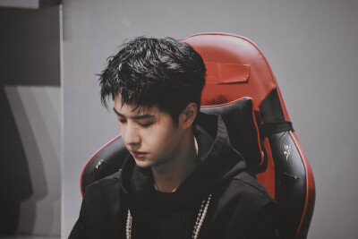 210731 和平精英超级杯暨空投嘉年华 @UNIQ-王一博 ​​​♛C位♛ cr:logo