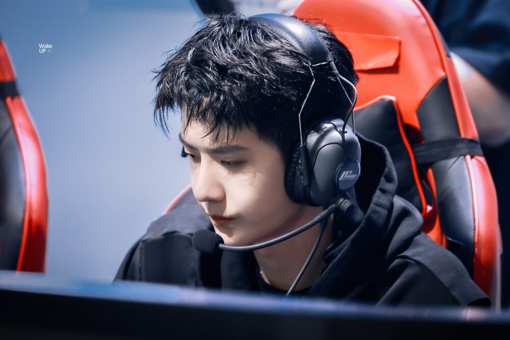 210731 和平精英超级杯暨空投嘉年华 @UNIQ-王一博 ​​​♛C位♛ cr:logo