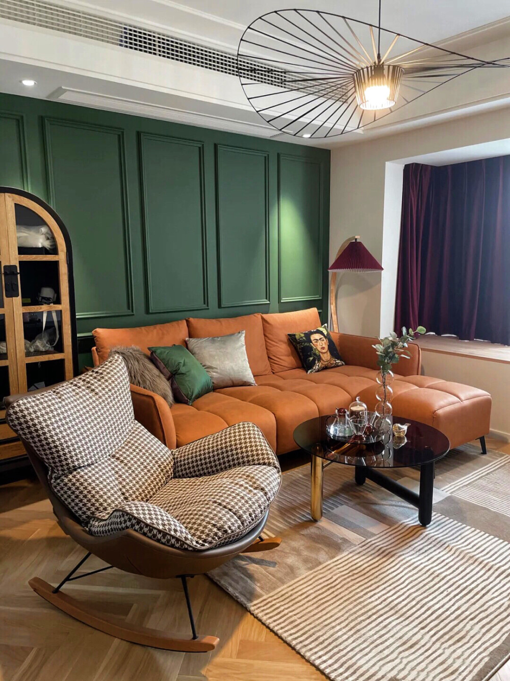 绿棕撞色客厅软装