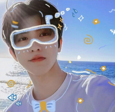 小狮子生日快乐
哈哈 蔡大奎在照顾蔡小葵！