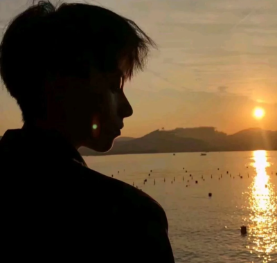 是一种站在街头谁也不等的自由/男头 