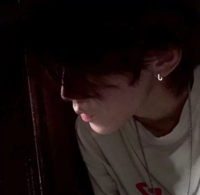 是一种站在街头谁也不等的自由/男头 