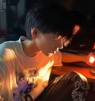 是一种站在街头谁也不等的自由/男头 