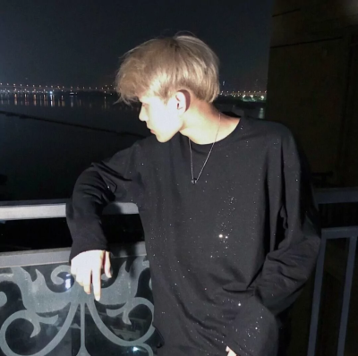 是一种站在街头谁也不等的自由/男头 