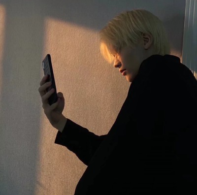 是一种站在街头谁也不等的自由/男头 