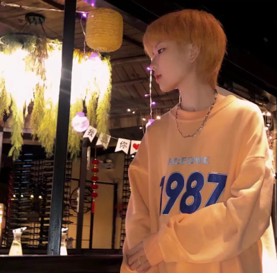 是一种站在街头谁也不等的自由/男头 