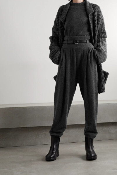 灯笼裤成为 2021 秋冬季的时尚焦点之一，The Row 这款 “Dado” 就是走在潮流前沿的奢华舒适典范。它采用羊绒真丝混纺面料制成，质地舒柔又垂感优美，夸张的高腰腰头将视线牵引至你的婀娜腰身，锥形裤脚灵活舒适。不…