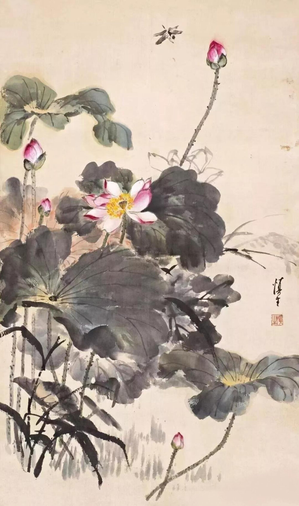 【汪慎生 花鸟画荷花水鸟翠鸟鸳鸯鸭子】
汪慎生 （1896-1972）名溶，字慎生。安徽歙县满川村（现汪满田）人。幼在浙江兰溪当学徒，后在上海画炭画谋生。约30年代初到京，先后任私立京华美术专科学校和辅仁大学美术系教授。解放后任民族美术研究所副研究员、北京画院画师、院务委员等职。汪慎生擅花鸟、山水，尤以花鸟著名，能工笔亦能写意，而以小写意花鸟画最富影响。民国时期与陈半丁、王雪涛等齐名。其画法，师陈白阳、华新罗、任伯年等，笔致生动，有平朴含蓄之致。汪氏在解放初所画《番茄丰收》表现出高超的写实能力，被认为是以传统画法表现新意新情的范例。入室弟子有张其翼、孙其峰、曹国鉴、潘素等均可传其笔墨画艺。
汪慎生幼喜丹青，十七岁至上海学画肖像，十九岁任浙江小学美术教师，二十岁至北京，以卖画为生。1936年，张大千、徐悲鸿在一次交谈中，徐悲鸿称张大千是“画坛五百年来第一人”。大千先生闻听此言，赶忙摆手，惶恐地说：“山水，我画不过溥心畲、吴湖帆；花卉翎毛，我画不过于非闇 、汪慎生；人物仕女，我画不过徐燕荪；”大千先生的这番谈吐绝非自谦之语，倒是徐先生的话太显溢美了。大千先生的话足可佐证汪慎老在画坛的艺