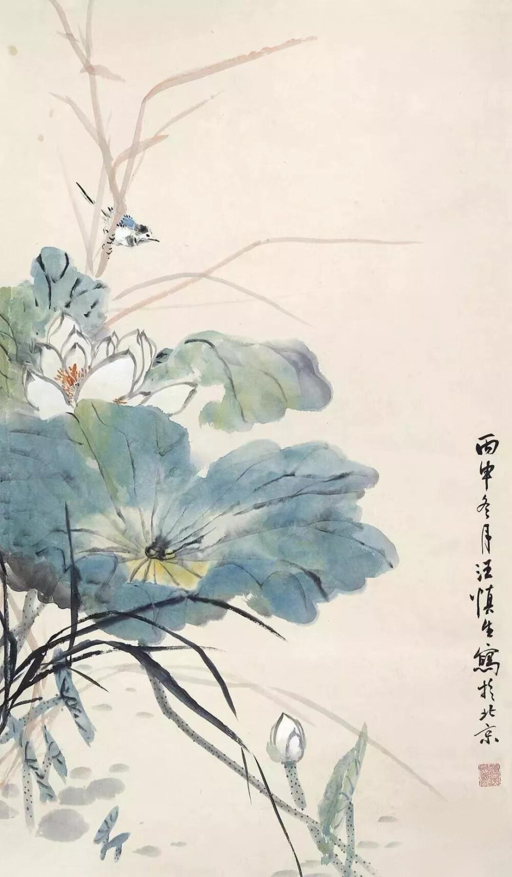 【汪慎生 花鸟画荷花水鸟翠鸟鸳鸯鸭子】
汪慎生 （1896-1972）名溶，字慎生。安徽歙县满川村（现汪满田）人。幼在浙江兰溪当学徒，后在上海画炭画谋生。约30年代初到京，先后任私立京华美术专科学校和辅仁大学美术系教授。解放后任民族美术研究所副研究员、北京画院画师、院务委员等职。汪慎生擅花鸟、山水，尤以花鸟著名，能工笔亦能写意，而以小写意花鸟画最富影响。民国时期与陈半丁、王雪涛等齐名。其画法，师陈白阳、华新罗、任伯年等，笔致生动，有平朴含蓄之致。汪氏在解放初所画《番茄丰收》表现出高超的写实能力，被认为是以传统画法表现新意新情的范例。入室弟子有张其翼、孙其峰、曹国鉴、潘素等均可传其笔墨画艺。
汪慎生幼喜丹青，十七岁至上海学画肖像，十九岁任浙江小学美术教师，二十岁至北京，以卖画为生。1936年，张大千、徐悲鸿在一次交谈中，徐悲鸿称张大千是“画坛五百年来第一人”。大千先生闻听此言，赶忙摆手，惶恐地说：“山水，我画不过溥心畲、吴湖帆；花卉翎毛，我画不过于非闇 、汪慎生；人物仕女，我画不过徐燕荪；”大千先生的这番谈吐绝非自谦之语，倒是徐先生的话太显溢美了。大千先生的话足可佐证汪慎老在画坛的艺