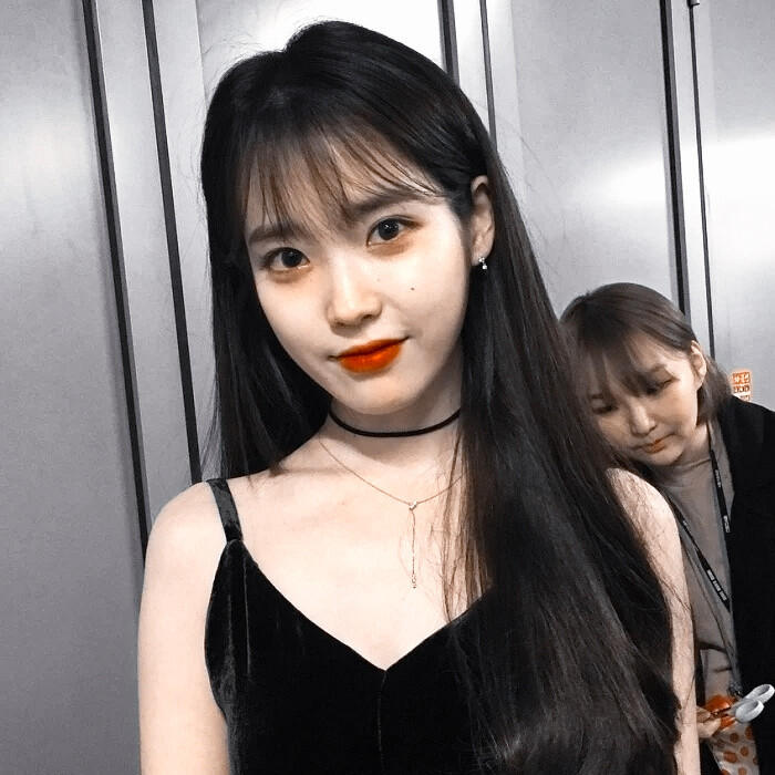 IU
[大马士革玫瑰也因她黯然失色。]