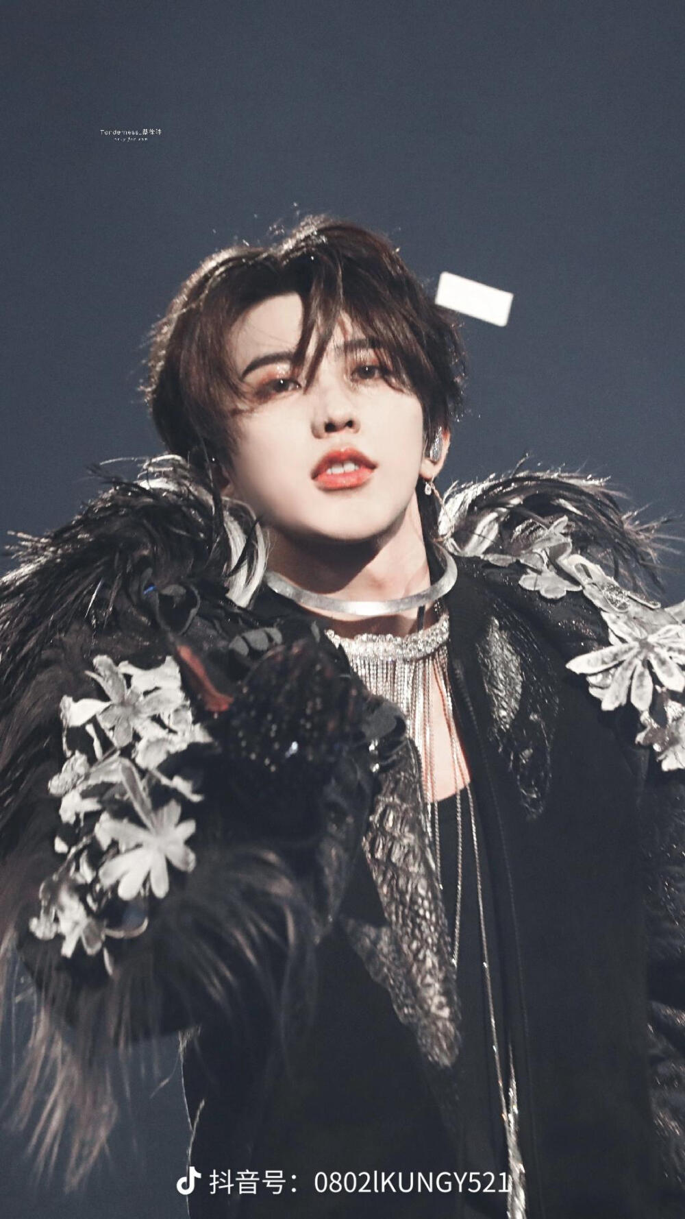 23岁的蔡徐坤你好！我是15岁的zxr，从18年的偶练，到今年的个人演唱会，我缺席了你之前的生日，但是以后的你，就会又多了一个IKUN