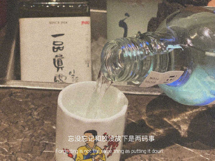 朋友圈背景图
.“沉浸黑暗中的那一束光，不是救赎，是错误和罪”