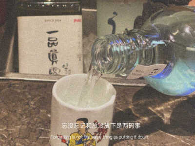 朋友圈背景图
.“沉浸黑暗中的那一束光，不是救赎，是错误和罪”