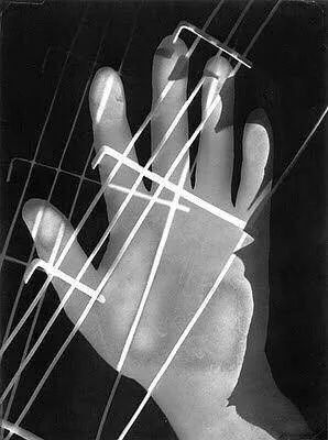 匈牙利画家、摄影师 Laszlo Moholy-Nagy 在这方面可谓是大师级的存在，他喜欢将光、空间、运动作为对象来进行一系列的拍摄实验；
把包豪斯风格和蒙太奇风格完美结合，眼前一亮绝不眼花缭乱
