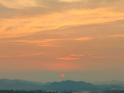 就像难以抗拒海风的风筝一样，静静的在脸上浮现出悲哀的笑容。