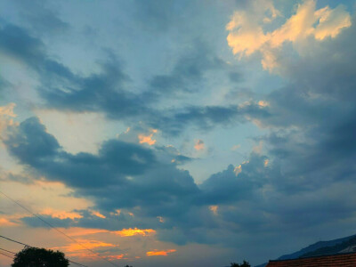 就像难以抗拒海风的风筝一样，静静的在脸上浮现出悲哀的笑容。