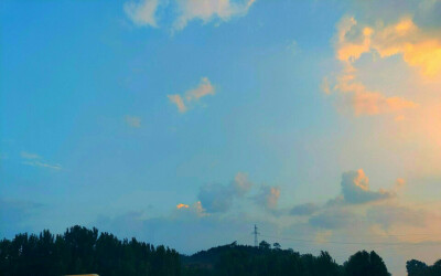 就像难以抗拒海风的风筝一样，静静的在脸上浮现出悲哀的笑容。