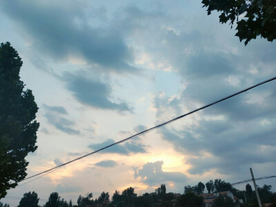 就像难以抗拒海风的风筝一样，静静的在脸上浮现出悲哀的笑容。