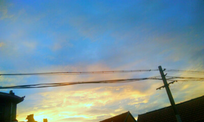 就像难以抗拒海风的风筝一样，静静的在脸上浮现出悲哀的笑容。