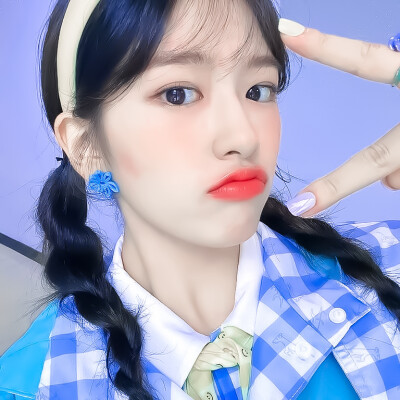 “比个耶吧”
苏粟粟/安宥真