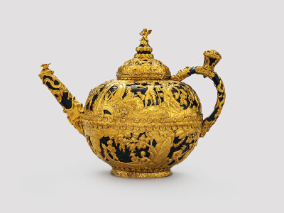 Chitra Collection是一家有名的私人博物馆，专门收藏各种与茶有关的器物。这些都是Chitra Collection收藏的小茶壶，每一只都非常有趣，不仅有瓷器、银器，也有用天然水晶、黄金制作的奢华茶壶。