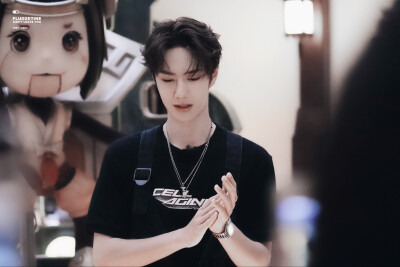 190727 王者荣耀体验展 @UNIQ-王一博 cr:logo ​​​