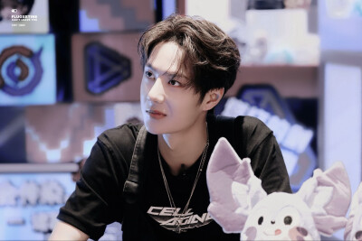 190727 王者荣耀体验展 @UNIQ-王一博 cr:logo ​​​