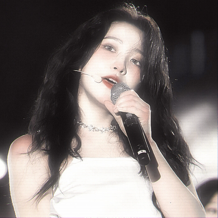 YERI .
#做自己的夜莺 .
/为自己歌唱/*
睢時 · LicSurki .
cr：galaxiesinureye .