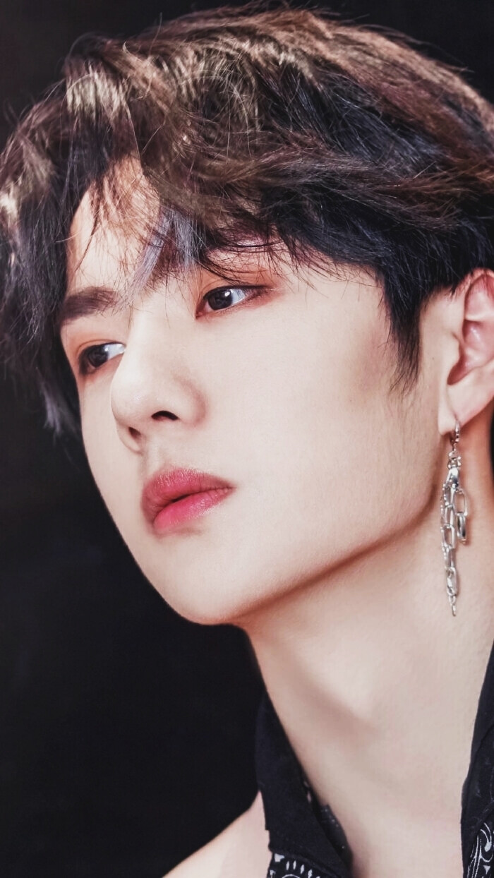 这是我喜欢你的第四年 很幸运那年夏天能够遇见你 你的蓝色头发 吹灰舞 连震舞是我坠入深坑的开始 酷盖、王甜甜，白丹丹 85号选手王一博滑手 天天兄弟王一博奶啵 啵啵子 wngb 王大锤以及狗崽崽你带给我一个又一个惊喜让我发现你的真诚、温暖、热情。从此再也无法逃离
2021.08.05 生日快乐，我的乖乖