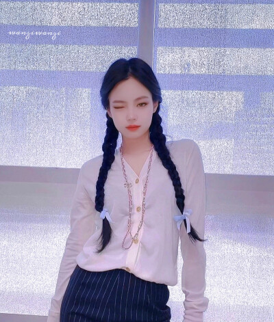 .愿你千山暮雪海棠依旧 不被岁月惊扰.
金珍妮Jennie