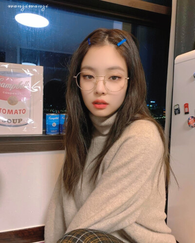 .愿你千山暮雪海棠依旧 不被岁月惊扰.
金珍妮Jennie