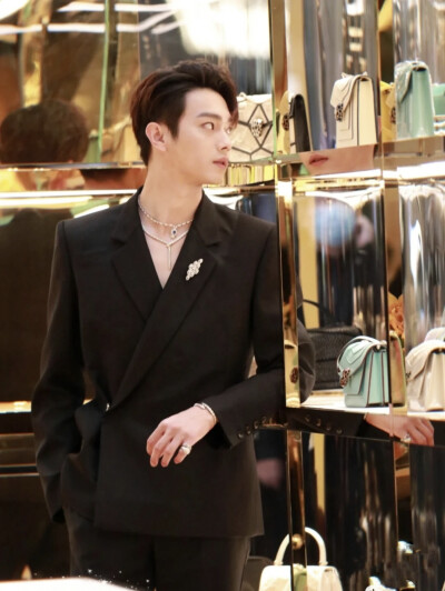 有没有凯凯粉要进非官方微群组哒 单纯磕颜聊天 广交朋友