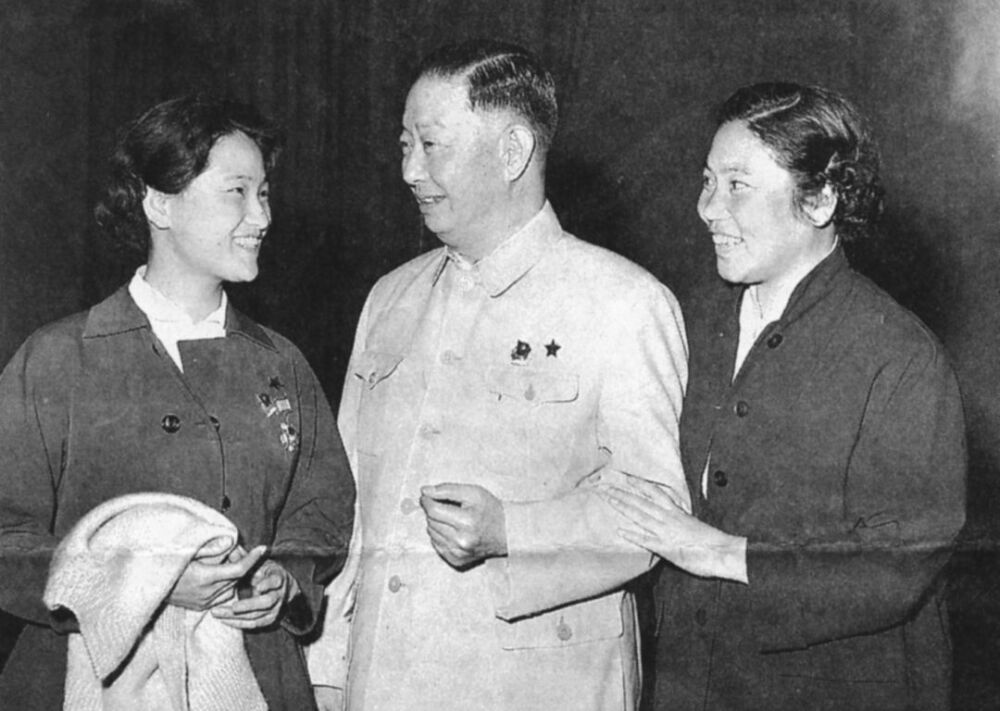 第三次文代会期间,王文娟与梅兰芳,常香玉合影