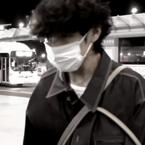 闭上双眼 我还站在原处 在沙漠海洋中迷了路 仍在徘徊不定 该归向何处去、