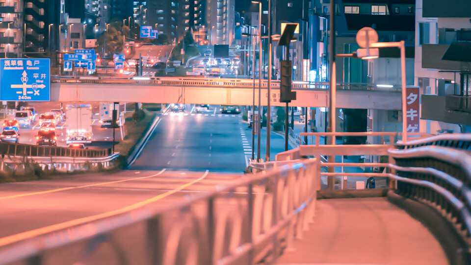 夜晚学校和城市